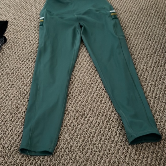 green leggings with three pockets on each side - Picture 2 of 4